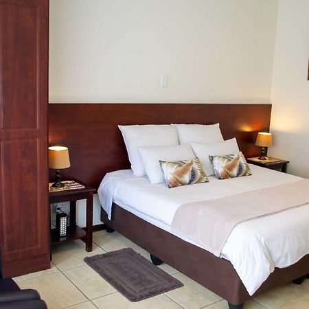 Amohela Guesthouse มิดแรนด์ ห้อง รูปภาพ