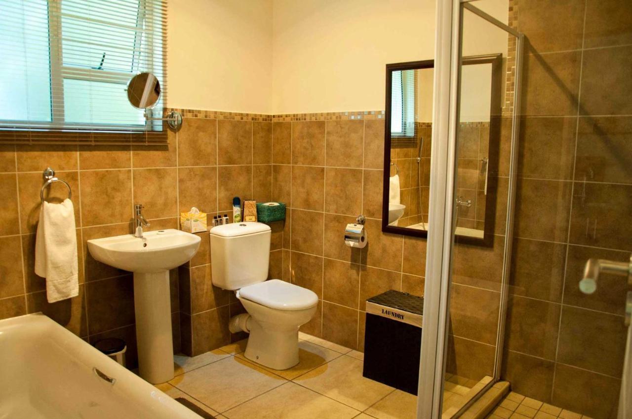 Amohela Guesthouse มิดแรนด์ ภายนอก รูปภาพ