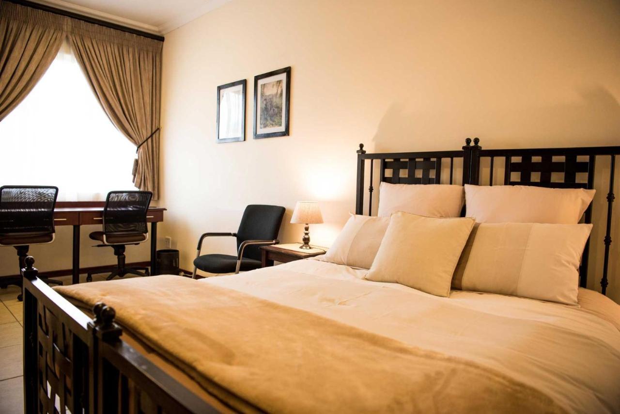 Amohela Guesthouse มิดแรนด์ ภายนอก รูปภาพ