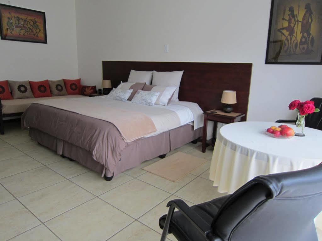 Amohela Guesthouse มิดแรนด์ ภายนอก รูปภาพ