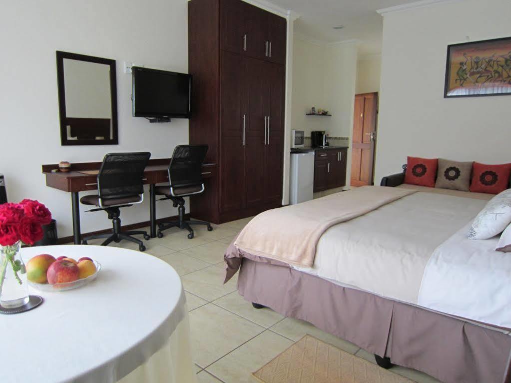 Amohela Guesthouse มิดแรนด์ ภายนอก รูปภาพ
