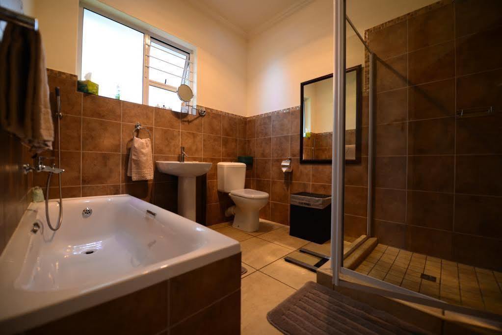 Amohela Guesthouse มิดแรนด์ ภายนอก รูปภาพ