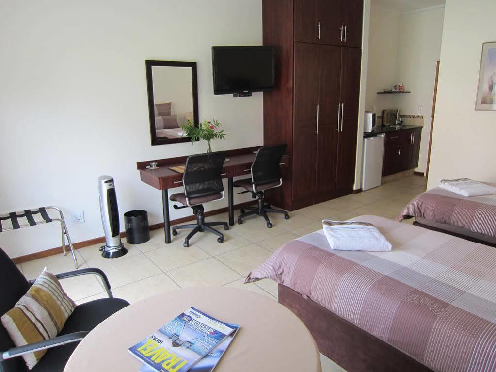 Amohela Guesthouse มิดแรนด์ ภายนอก รูปภาพ
