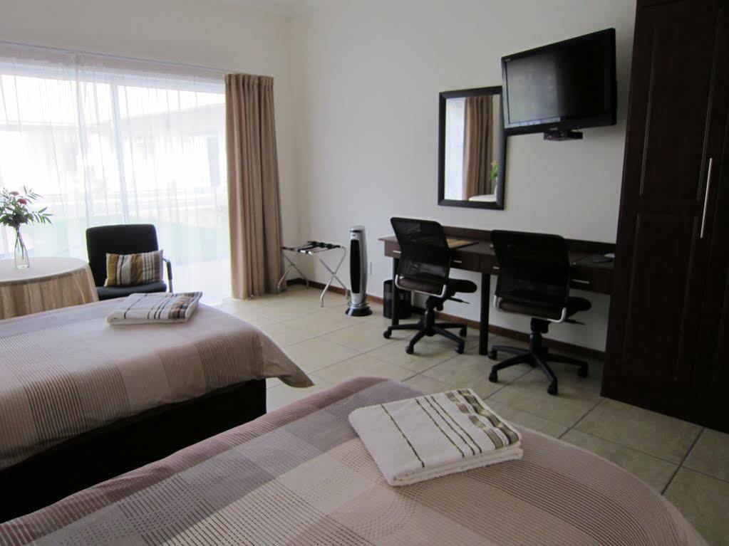 Amohela Guesthouse มิดแรนด์ ภายนอก รูปภาพ