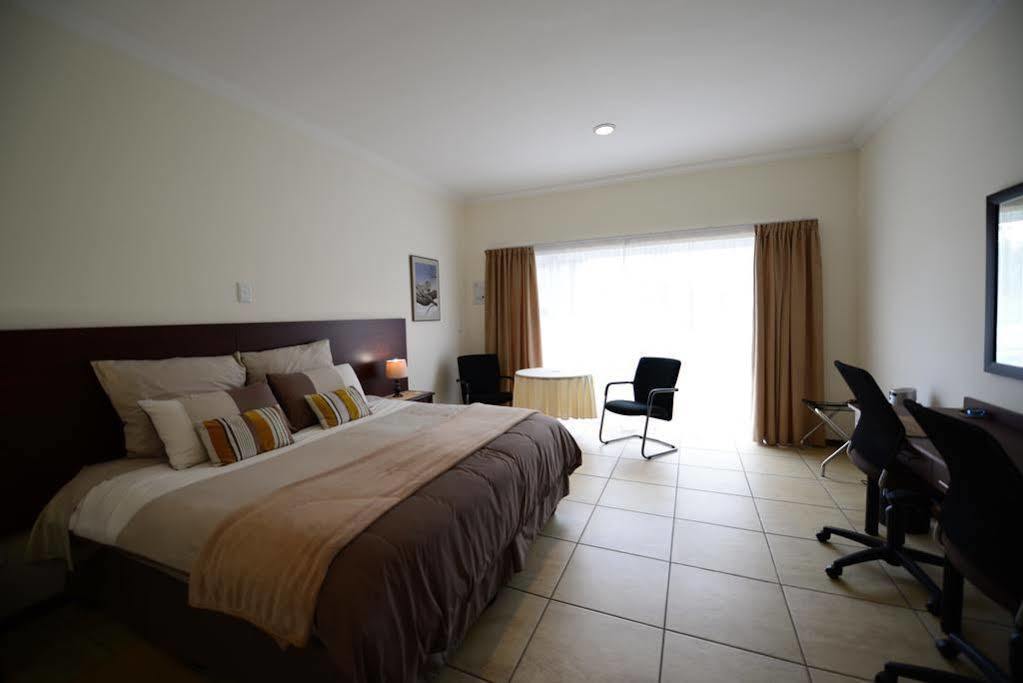 Amohela Guesthouse มิดแรนด์ ภายนอก รูปภาพ